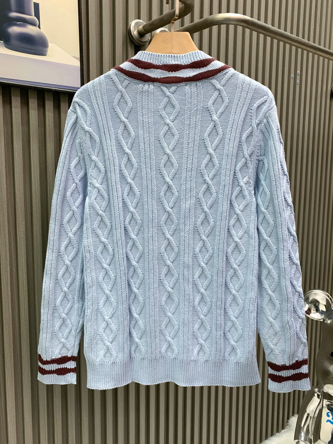 🅿️380 🀄️ Louis Vuitton 25* new autumn and winter cable knitted sheep wool and mohair V-neck pullover This cable knitted V-neck sweater is made of fine mohair and sheep wool, making the scalloped hem of the sleeves complement the wavy intarsia lines on the cuffs and collar. The contrasting 1V intarsia hem on the left adds a college atmosphere to the early spring look. Made of blended wool yarn, 30% wool and 70% acrylic dyed yarn. The process is complex and requires 180 points/piece. This style uses 7-needle Juxin woven pieces. 9 yarn feeders are needed to hang the wool on the front. The whole piece is moved to twist the rope. The intersection of the twisted ropes is prone to holes. The coffee-colored part of the yarn is mohair. The machine adjustment time is long. The needles added at the bottom of the sleeve clips are all edged, which increases the loom time and sewing time. Because the logo is hung with hair, the coffee-colored thread is clamped on the edge and needs to be drawn out. Moreover, due to the characteristics of mohair, hair will fall out when drawing out the thread. It is necessary to manually remove the stray hairs bit by bit, which is very time-consuming. Customized accessories, complete with three standards, same style for men and women.
